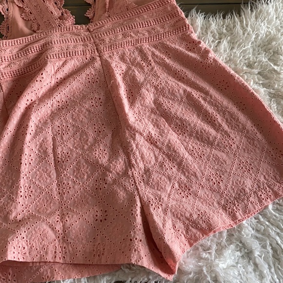 NEW scalloped short romper - Picture 3 of 4